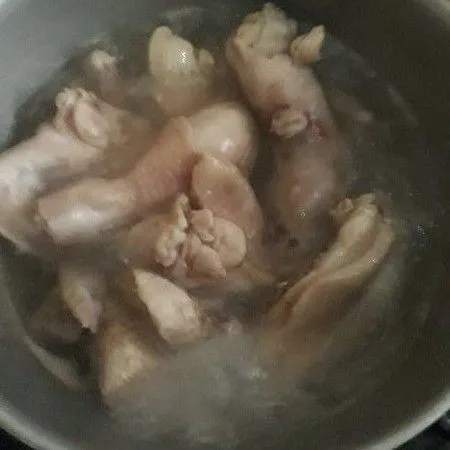 Cuci bersih ayam, rebus saring ambil air kaldu dan daging ayamnya.