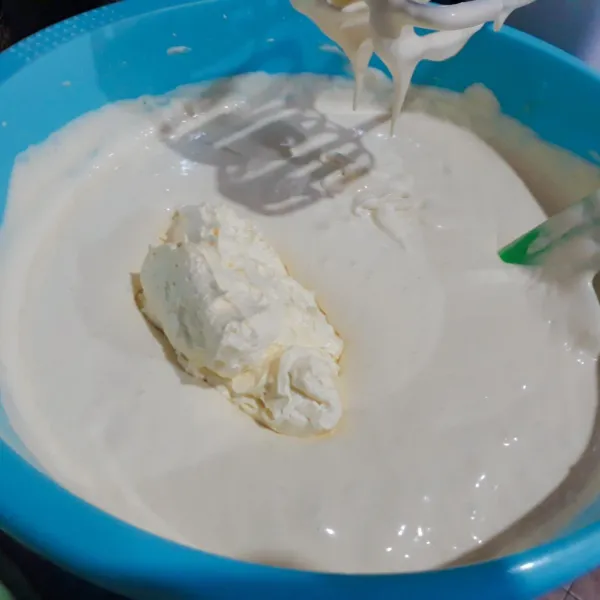 Masukkan margarin dan mixer dengan kecepatan rendah