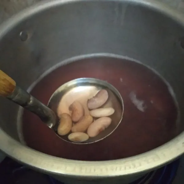 Rebus kacang merah hingga empuk, tiriskan.