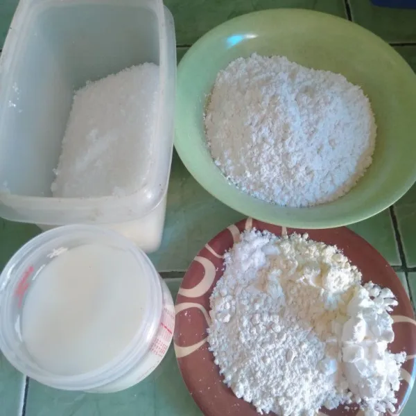 Siapkan bahan dasar mochi. Larutkan kental manis dengan air matang.