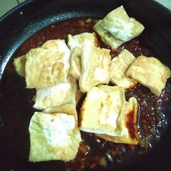 Masukkan tahu, aduk rata dan biarkan bumbu meresap. Angkat dan sajikan.
