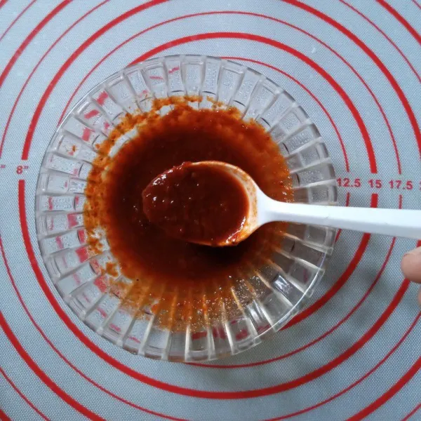 Campur jadi satu: gochugaru/bubuk cabe, kecap asin, kecap ikan, gula pasir dan air. Aduk rata.