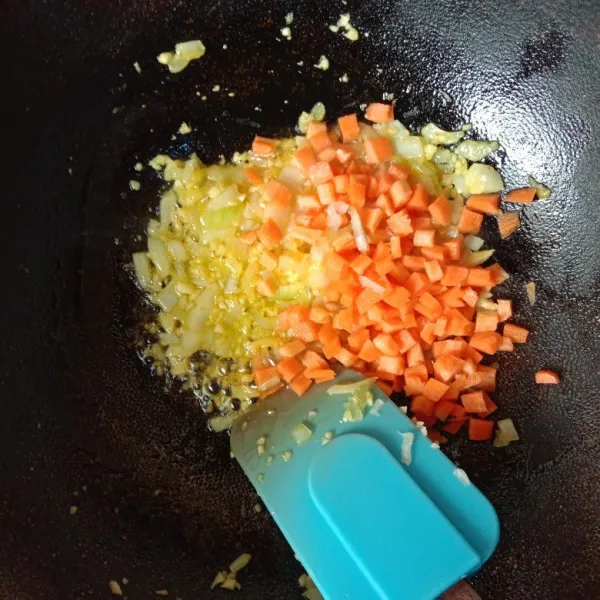 Masukkan wortel. tumis sampai wortel layu.