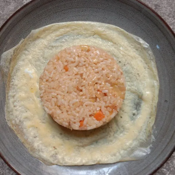 Letakkan diatas telr dadar lalu bungkus. beri toping mayonaise dan saus tomat. siap disajikan.