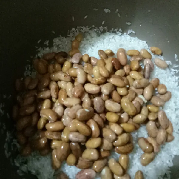 Cuci beras, taruh dalam magic com. Lalu masukkan kacang merah.