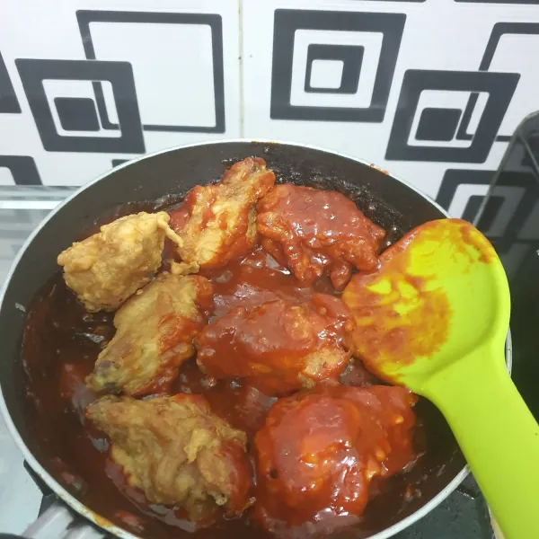 Masukkan Ayam kedalam saus, lalu baluri hingga merata. Setelah matang, taruh dipiring saji, lalu taburi wijen sangrai dan potongan daun bawang.