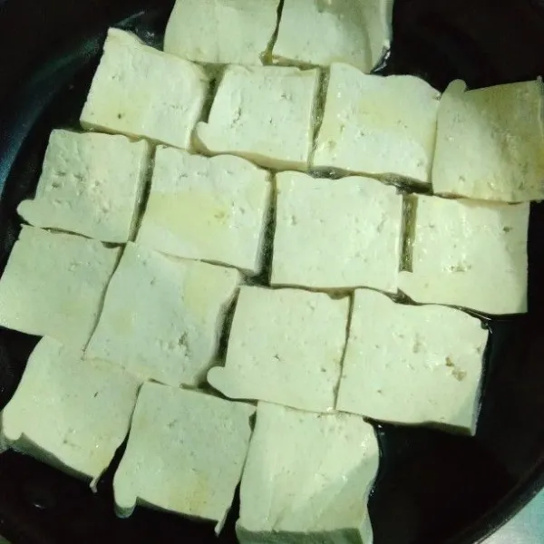 Panaskan wajan, kemudian beri sedikit minyak, kemudian goreng tahu.