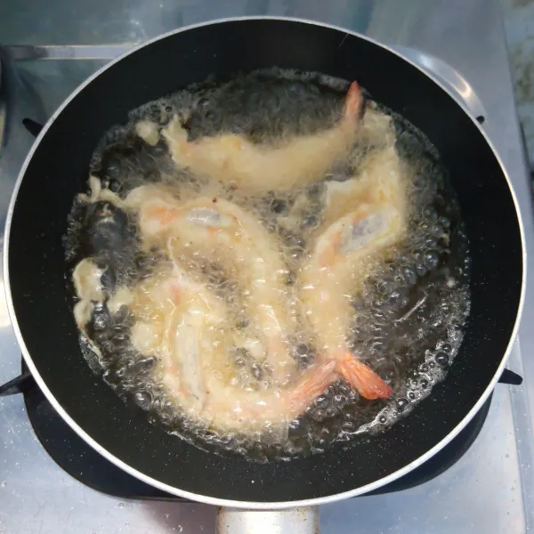 Kemudian goreng sampai matang. Angkat, tiriskan dan sajikan bersama saos sambal, saos tomat dan mayonaise.