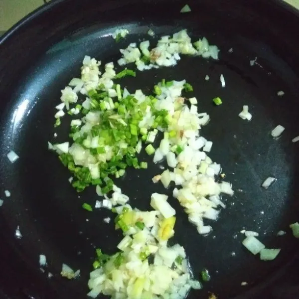 Masukkan bawang bombay dan daun bawang, masak sampai layu.