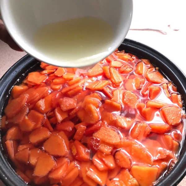 Setelah berbuih, matikan api dan campur perasan jeruk nipis sesuai selera ke dalam wadah rebusan pepaya