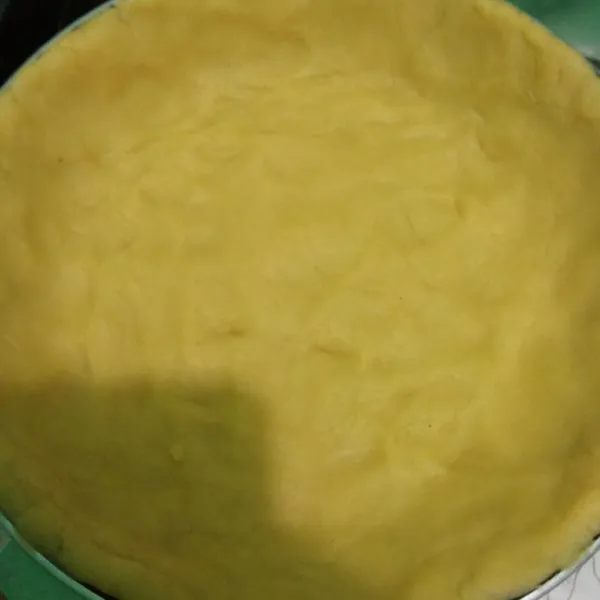 Siapkan telfon yang dioles margarin lalu letakan bahan kulit pie, bentuk dan ratakan di teflon