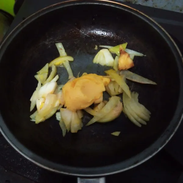 Lelehkan blue band, tumis bawang Bombay dan jahe sampai harum.