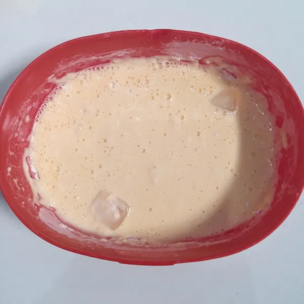 Campur tepung dengan baking powder dan garam. Masukkan kocokan kuning telur. Aduk menggunakan sumpit kurang dari 10 kali adukan.