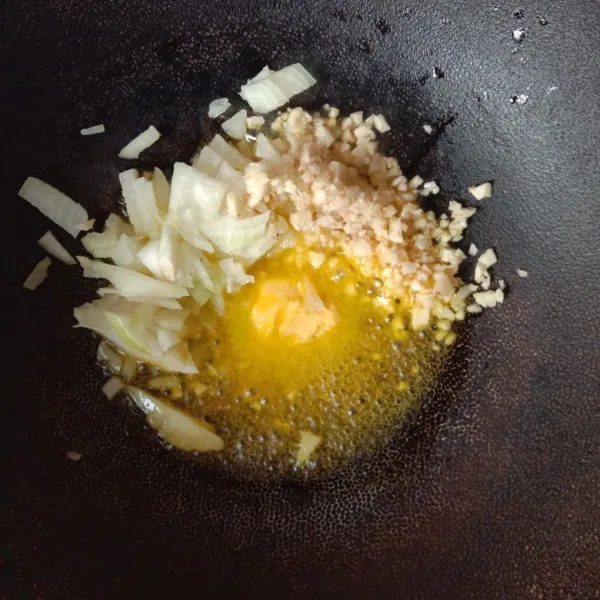 Panaskan margarin. tumis bawang putih dan bawang bombay. tumis sampai harum.