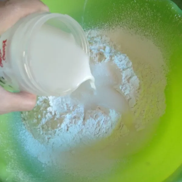 Campurkan & ayak tepung ketan, terigu, maizena, susu bubuk & garam. Aduk & buat lubang ditengahnya. Tambahkan gula pasir. Tuang larutan kental manis & air tadi perlahan sambil diaduk merata.