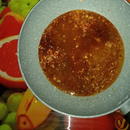 Masukkan larutan cabe kecap. Masak sampai mendidih.