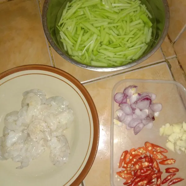 Siapkan bahan-bahan terlebih dahulu lalu panaskan minyak goreng