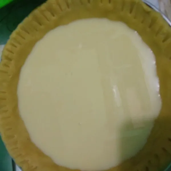 Tuang bahan vla diatas kulit pie dengan cara disaring
