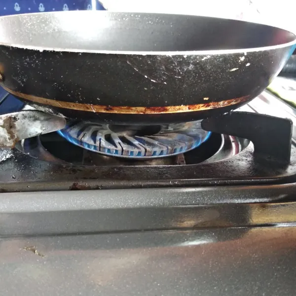 Masak adonan dengan api sangat kecil.