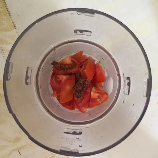 Blender cabai rawit, bawang putih, terasi, dan tomat