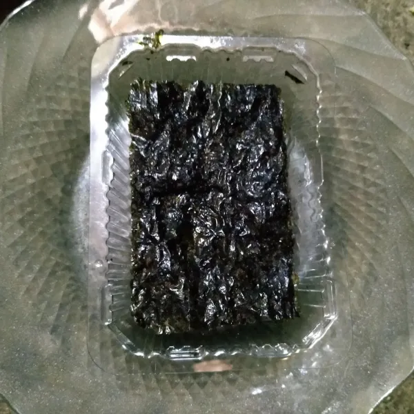 Siapkan potongan nori .