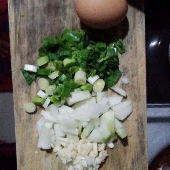 Iris halus bawang bombay, daun bawang dan bawang putih.