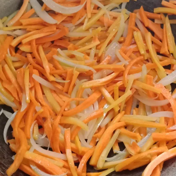 Panaskan sedikit minyak goreng, kemudian tumis bawang bombay hingga layu. Tambahkan wortel, masak hingga wortel empuk.