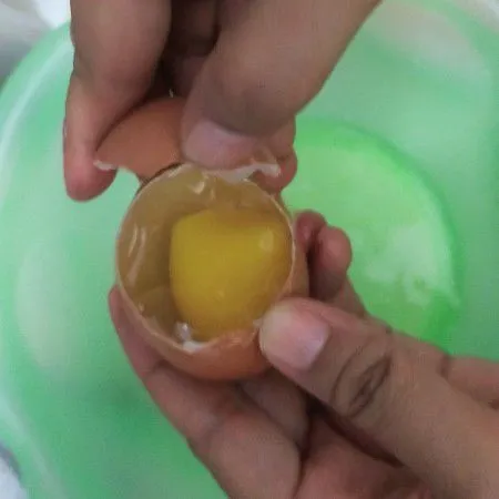 Pisahkan putih telur dan kuning telur