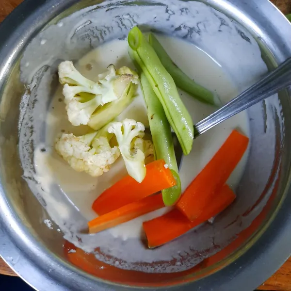 Masukan sayur pada adonan tepung basah.