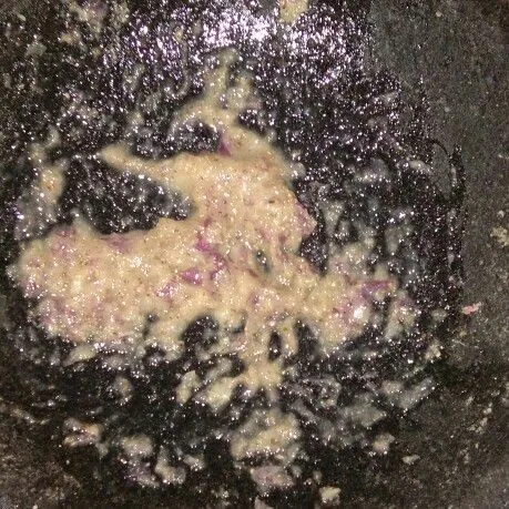 Haluskan bawang, lada dan garam.