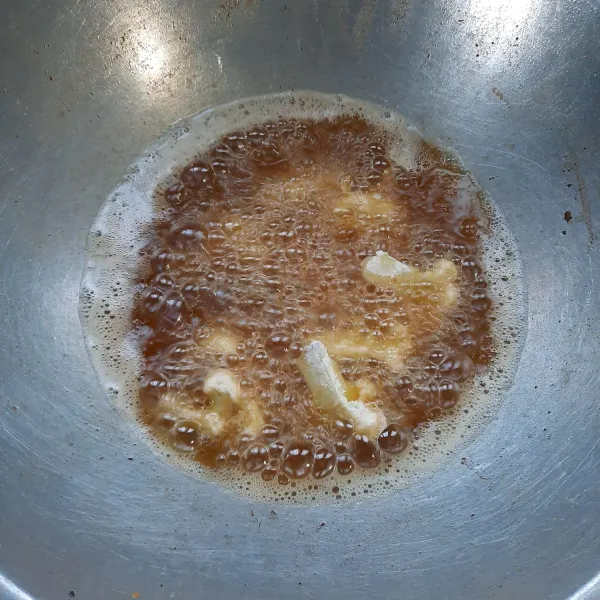 Panaskan minyak goreng tempura hingga matang dan kecoklatan.