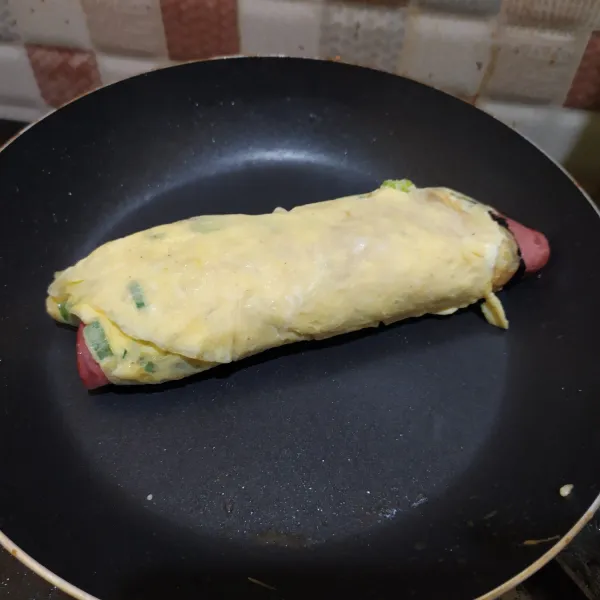 Lalu gulung lagi, potong-potong. Lalu sajikan.