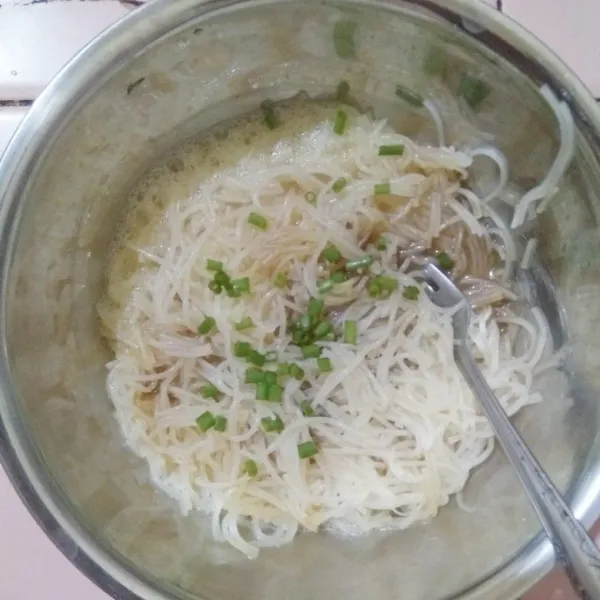 Masukkan kocokan telur dan daun bawang cincang.