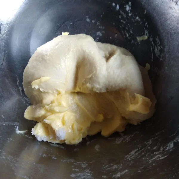 Tambahkan butter dan garam, uleni hingga kalis.