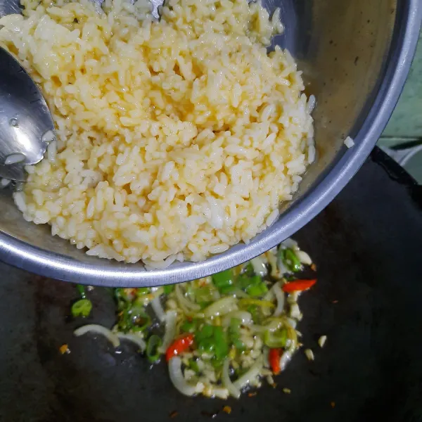 Masukan nasi yang telah dicampurkan dengan telur, masak hingga nasi dan telur tidak menggumpal.