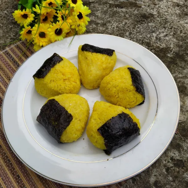 Bungkus dengan potongan Nori. Sajikan.