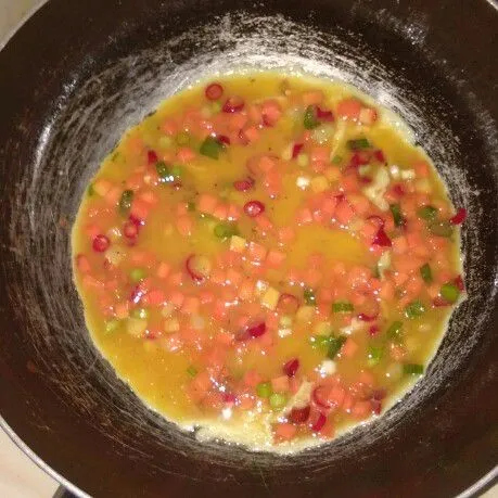 Panaskan minyak, lalu masukan 4 sdm telur dadar goreng sampai kaku lalu gulung.