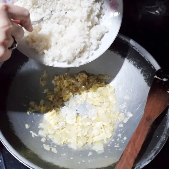 Masukkan nasi, aduk hingga tercampur merata.