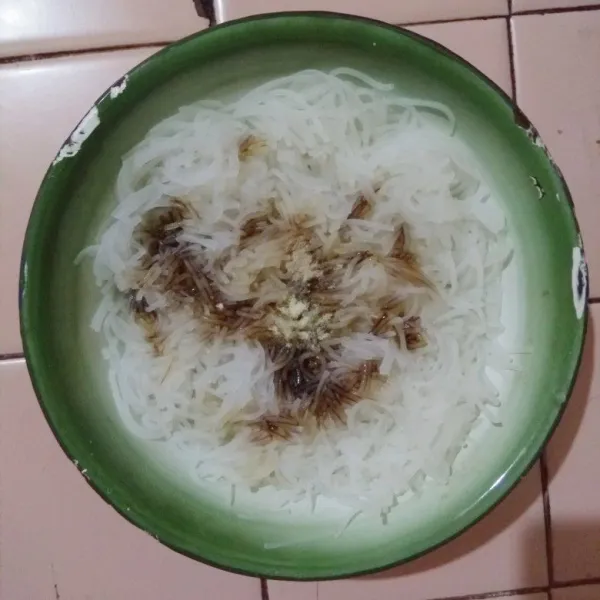 Bumbui bihun jagung dengan kecap manis, kecap asin, kaldu bubuk dan merica bubuk. Kemudian aduk hingga rata.