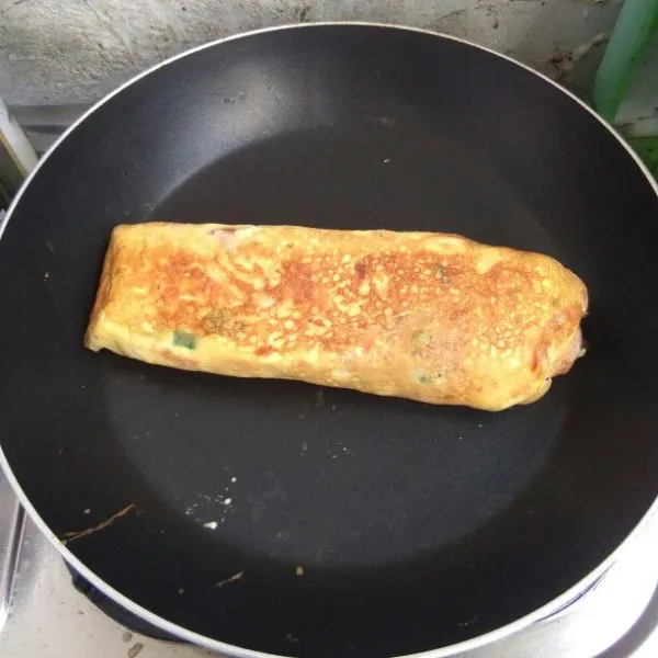 Setelah kecoklatan semua sisinya, lalu angkat, potong potong & sajikan.