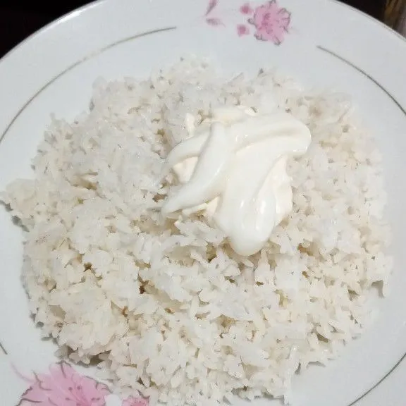 Tuang mayonaise ke dalam nasi putih, aduk sampai tercampur merata.