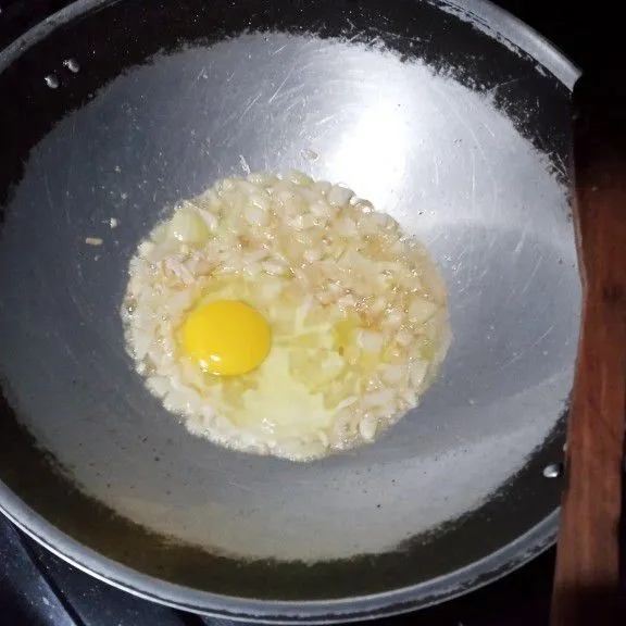 Masukkan telur, buat orak arik.