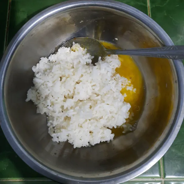 Masukan nasi lalu aduk aduk hingga tercampur rata.