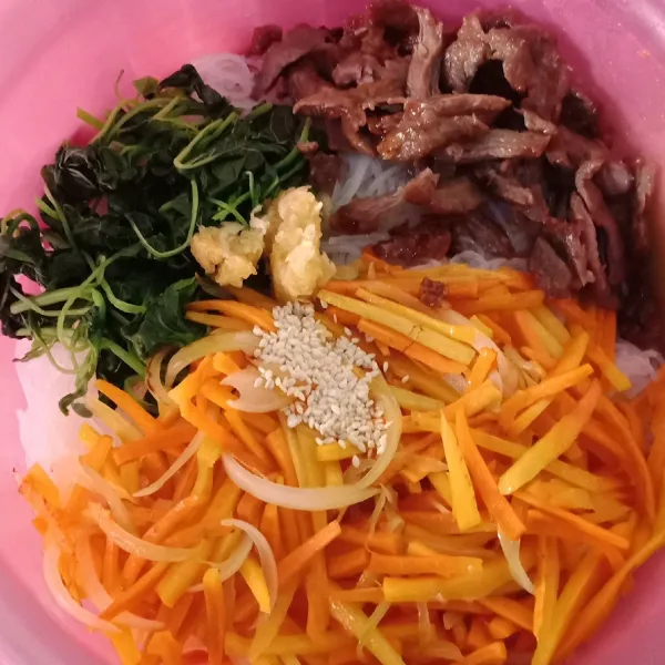 Siapkan wadah bersih, masukkan sohun, bayam rebus, tumisan daging, tumisan wortel dan bumbu japchae.
