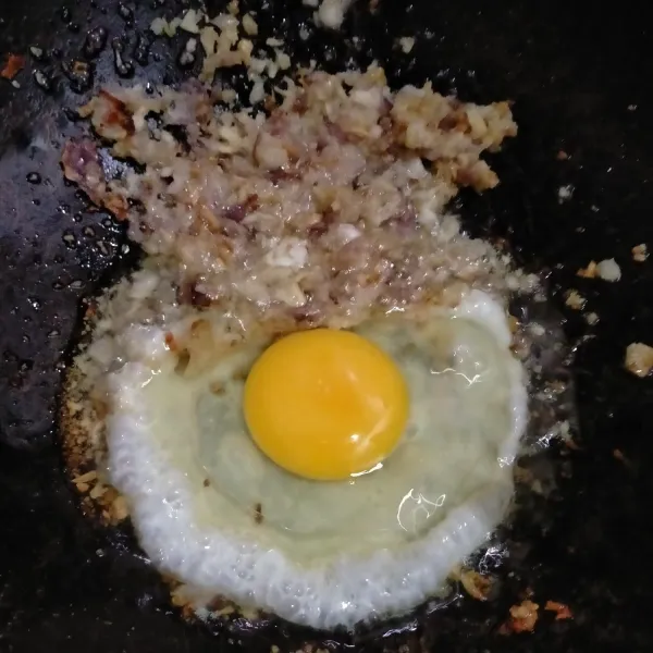 Panaskan minyak secukupnya. Tumis bumbu halus hingga layu dan harum. Sisihkan ke pinggir wajan. Masukkan telur, buat orak-arik