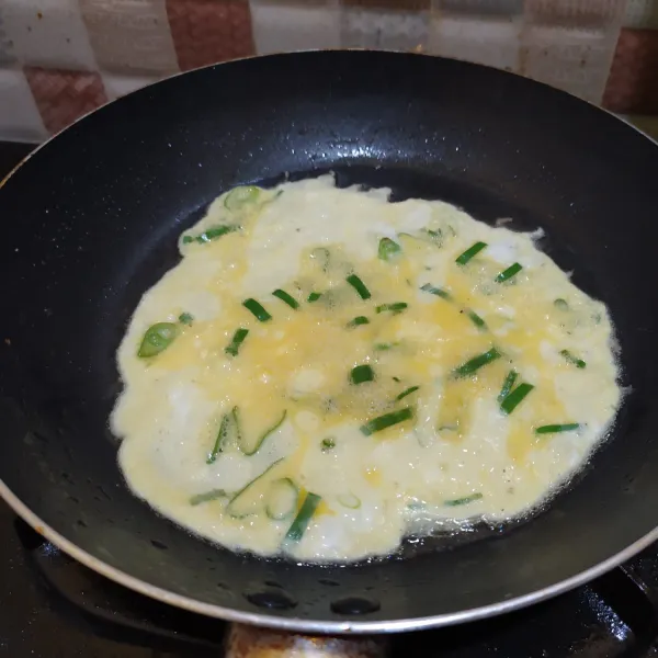 Panaskan teflon, masukan adonan telur, lalu gulung, pinggirkan.