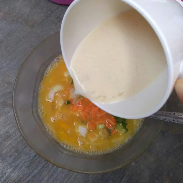 Kemudian tuangkan susu uht, dan aduk rata kembali.