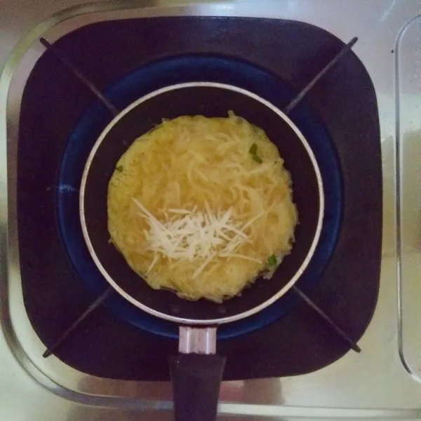 Taburi keju cheddar parut di atasnya.