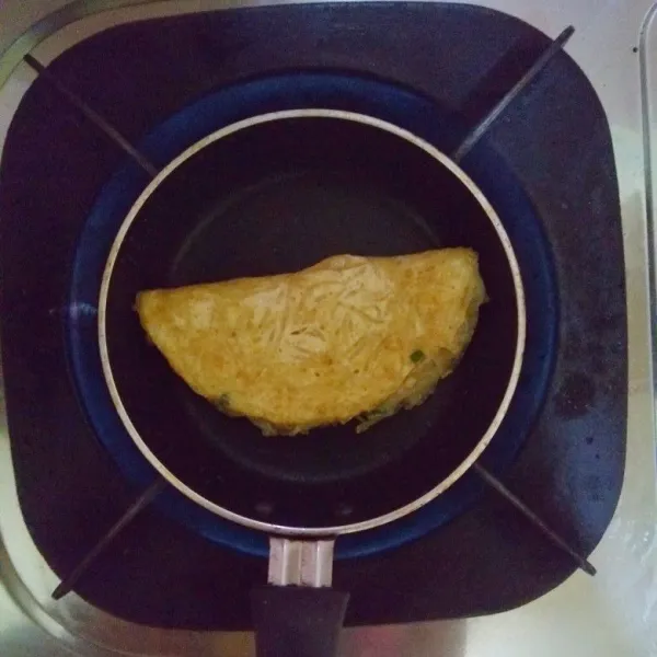 Tunggu hingga adonan matang, kemudian lipat.