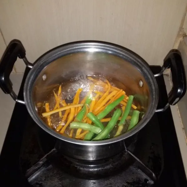 Cuci sayuran lalu potong sesuai selera. Didihkan air lalu rebus hingga matang . Angkat dan tiriskan.